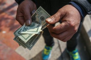 کشف ارزهای غیرمجاز در بازار تهران