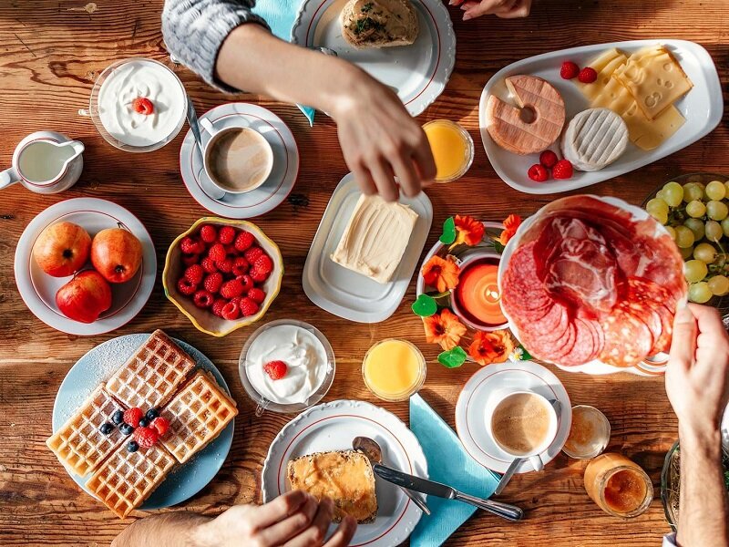 این صبحانه محبوب و خوشمزه فشار خون را بالا میبرد