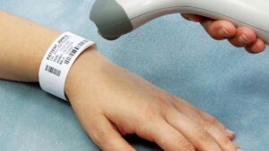 تشخیص بیماری قبل از اولین نشانه | این دستبند تغییرات بدنی شما را تشخیص می‌دهد