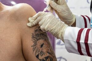 خالکوبی‌، واکنش بدن به واکسیناسیون را مختل می‌کند