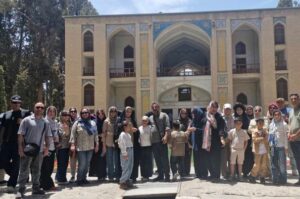 میزبانی از گردشگران در آیین سنتی گلاب‌گیری کاشان؛ گامی در جهت توسعه گردشگری فرهنگی