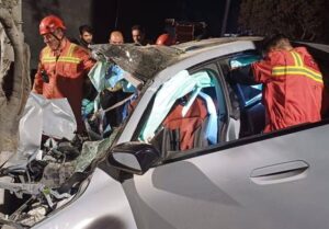 تصادف مرگبار BMW در اتوبان همت/ ۲ دختر و یک پسر جوان جان باختند