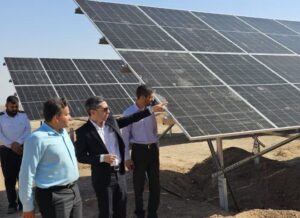 بازدید مدیرکل هماهنگی امور اقتصادی استانداری یزد از نیروگاه‌های خورشیدی اردکان